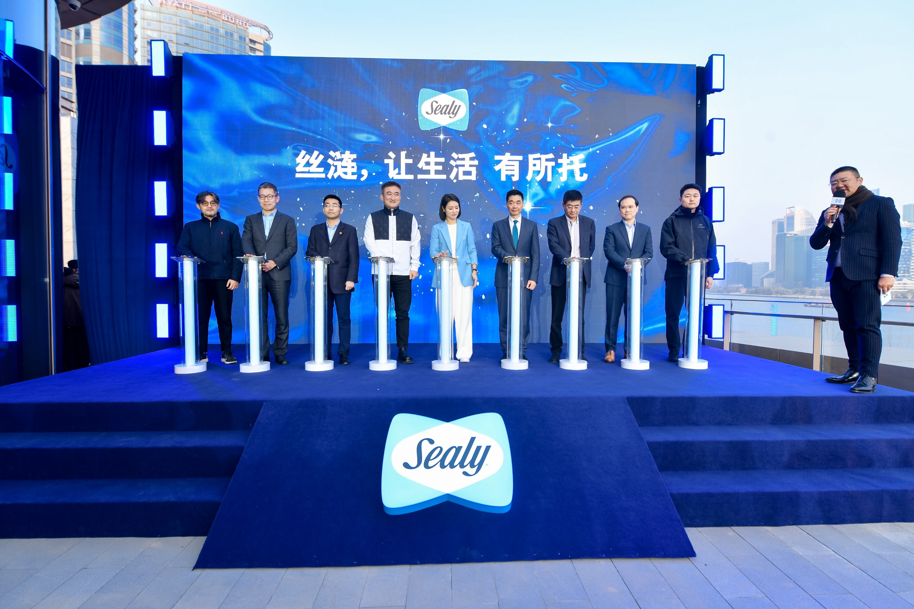 行业领袖及精英齐聚现场,由左至由:天猫家装大件家具负责人尹山,万豪中国采购部总监jeff wang, 月星家居新零售连锁集团执行总裁吴丁剑,红星美凯龙家居集团执行总裁兼大营运中心总经理朱家桂,丝涟品牌大使李娜,丝涟中国总经理费鸣杰,居然之家执行总裁王宁,上海海鸥丽晶酒店董事长王涛,京东家电家居生活事业部家具业务部总经理毛雨辰